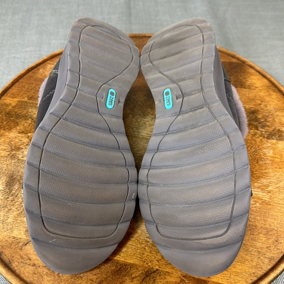 Bzees Shoes Wm 9M Golden Gray Faux Suede Slip On Faux Fur Lining Sneaker Bootie - Picture 9 of 14